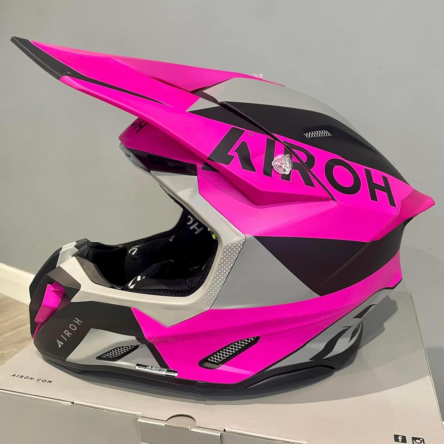 Bought myself a new helmet ready for the new race season 🩶🖤💕#helmet #airoh #airohhelmet #black #pink #grey #blackpink #readytorace #autograss #autograssracing