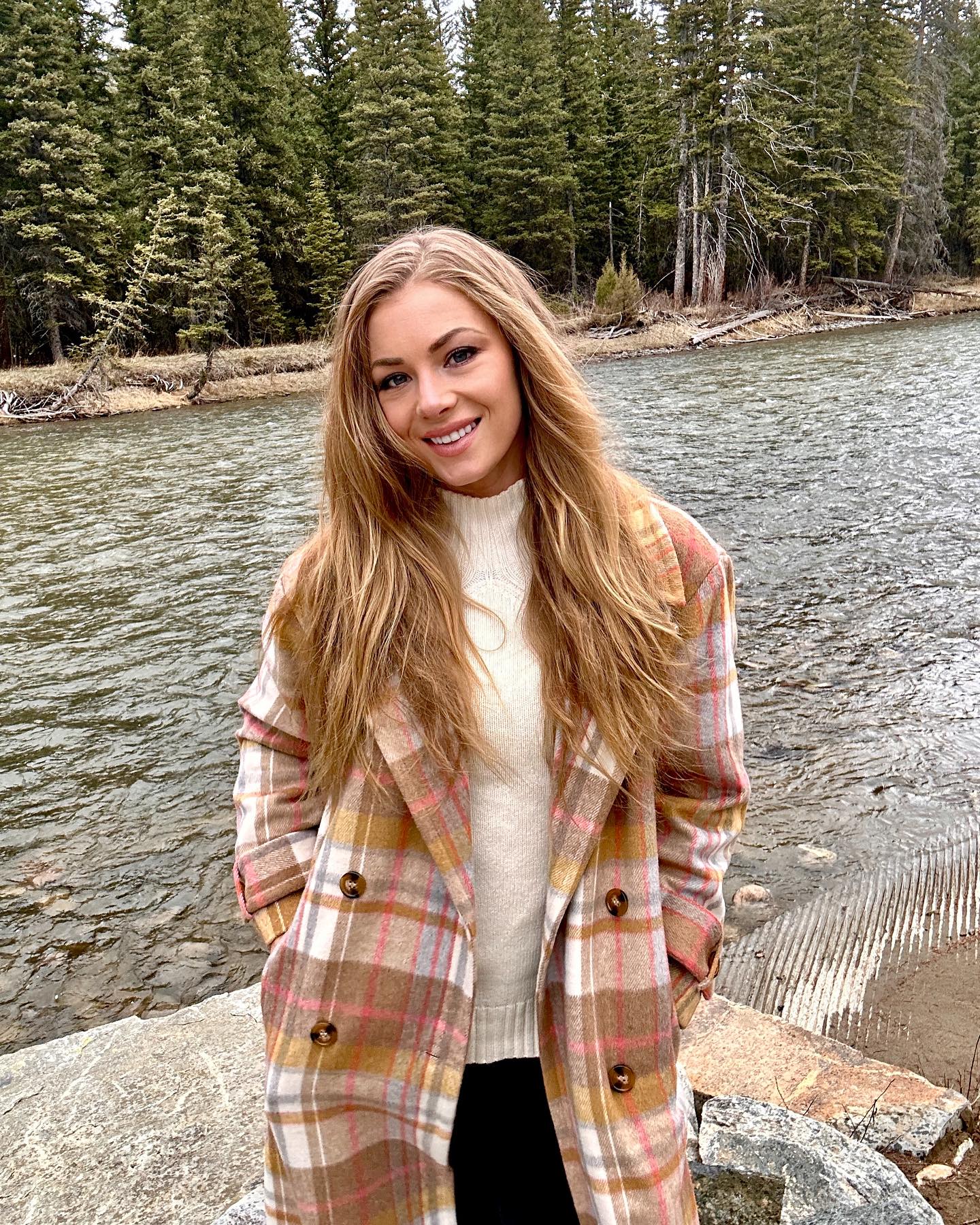 Montana feels! Which pic 1-7 is your fav?! I couldn’t decide! in the video you can see it started to rain 🌧️! 

So amazing news!!!! I skied another new mountain- #bigsky !!! More on that later! 
@forever21 @talbotsofficial @janeylopatypr @ourscenario 
#montana #rain #caughtintherain