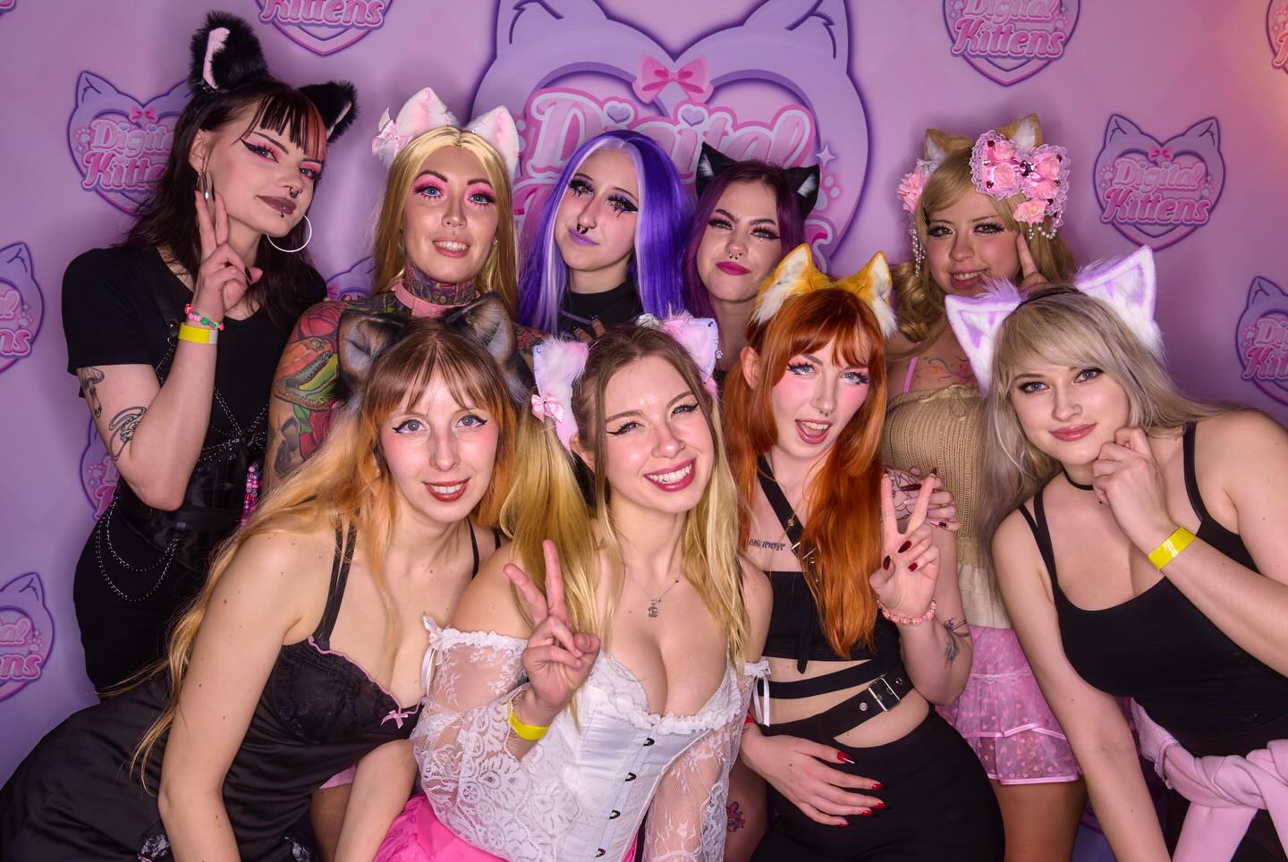 i figure most people have probably already seen these but i wanted to add a few of them to my feed soooo here they are again 😆

tyyy @digitalkittens for hosting such a fun event 😽💓 

photos by @spacemonkeyphotography