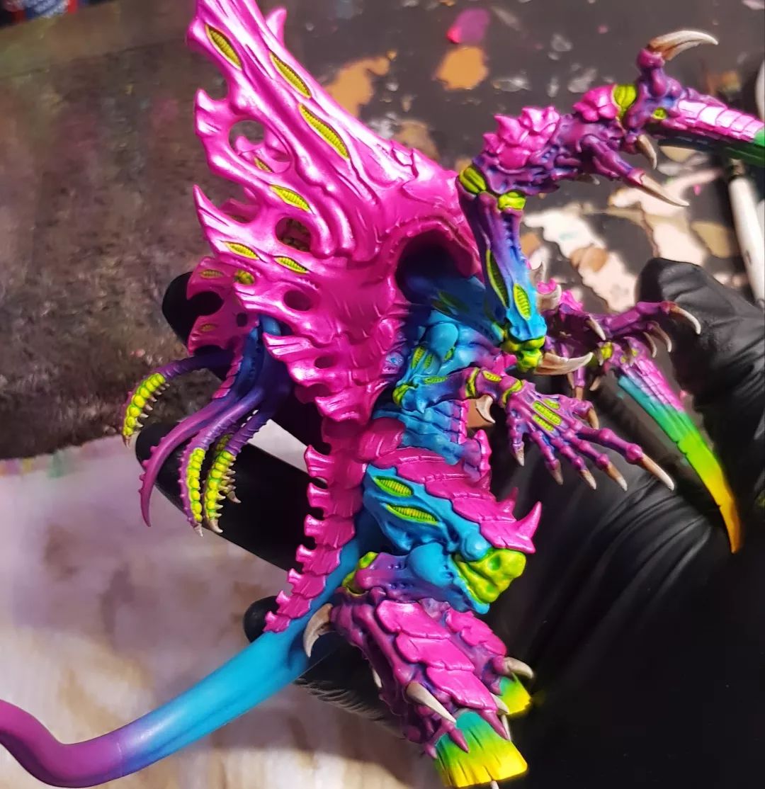All that's left is the blue patterning on her lovely carapace and then she will finally be finished! 🙏🏽💖💙💖💙💖💙 

#warhammercommunity #hivefleethyper #hivefleet #tyranid #tabletopgames #40k #neon