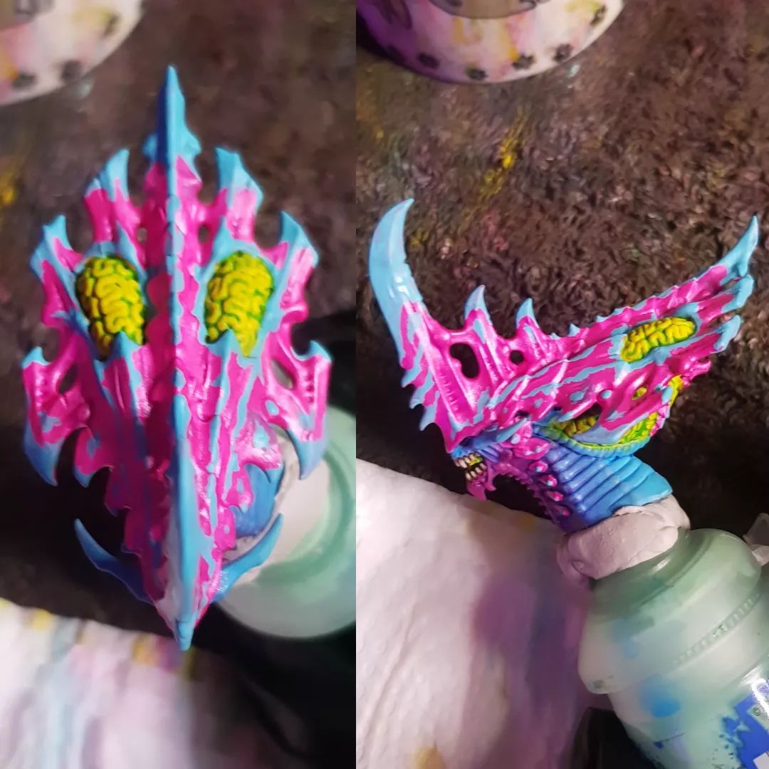 Head patterns have been marked! Now to do the pretty metallic blue over it. This model should have been done weeks ago! 😩💖💙💖💙💖 

#warhammercommunity #hivefleethyper #hivefleet #tyranid