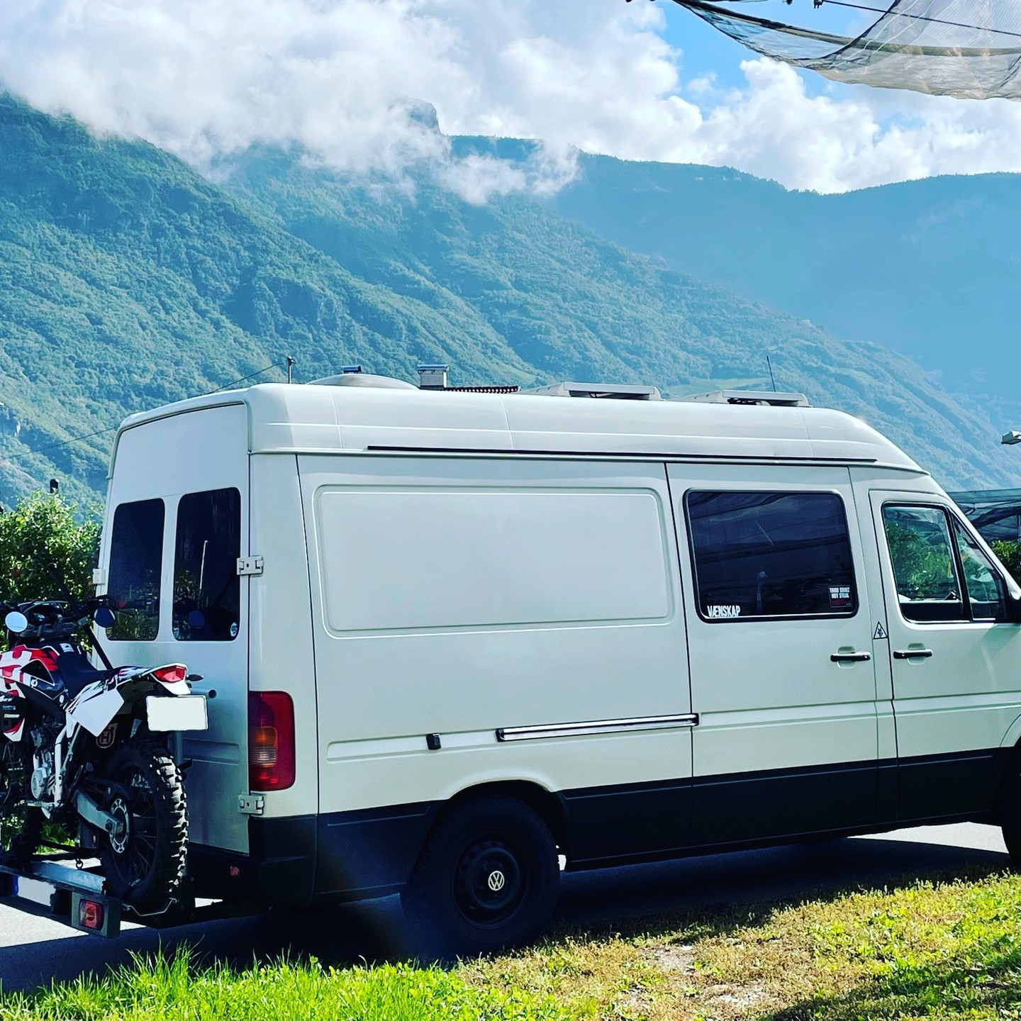 Das Motorrad durfte bei der letzten Reise nicht fehlen. Auch wenn Slowenien laut Google ein Land ist ,was für den Wild Camping Urlaub nicht geeignet sein soll, kann ich nur sagen, das Slowenien mit einer der schönsten Trips durch Europa🇪🇺 für mich war. Wir hatten keine Probleme mit dem Wildstehen. Slowenien ist Natur & Ruhe pur 🙃

Slowenien ich komme wieder 😍
🚐⛰🏕
 #vanlifevirals #vanlife #vanlifestyle 
#bus #vwbus #camper #husqvarna #motocross 
#campervan #vwbus #fehmarn 
#camp #baltic #van #vanlifegermany
#homeiswhereyouparkit #summer
 #bulli #camping #vw #draußen #wohnmobil #abenteuer #nature #picoftheday #travel #travelphotography