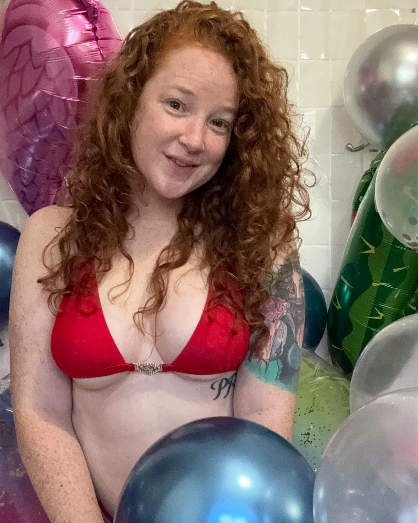 Happy Monday and April 1st! Don’t comment that I look tired, I know. I’m not wearing any makeup 😅 Fun fact: After taking these photos, during the deflation of the helium balloons, I found out my cat does not like the sound of helium voice 😅😂