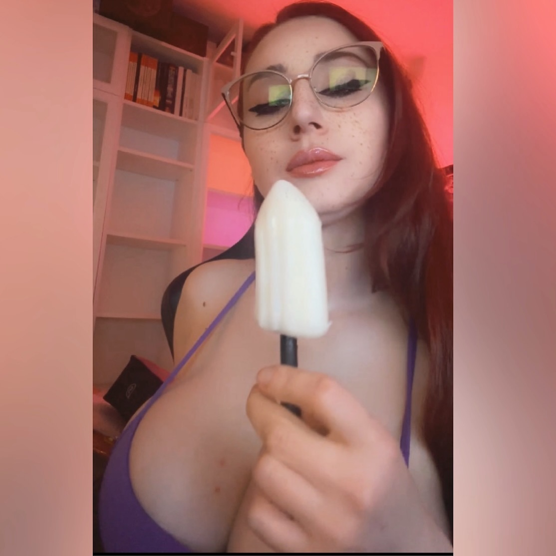 I was in a popsicle mood ^^

(If you want to see a video of me innocently eating said popsicle, you know where to find it)