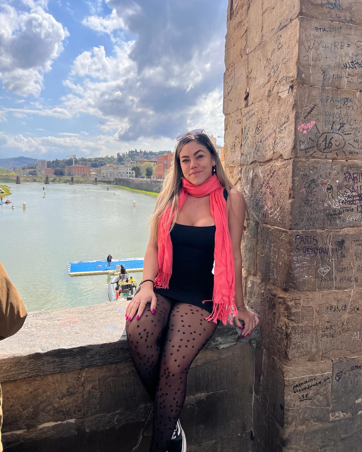 Ponte Vecchio ♥️

A Ponte Vecchio é para Florença o que o Coliseu é para Roma, já que sua imagem é a mais conhecida e representativa da cidade. A Ponte Vecchio é o símbolo do romantismo que inunda toda Florença. As origens da “Ponte Velha” remontam ao ano 1345, o que faz dela a ponte de pedra mais antiga da Europa. ✨