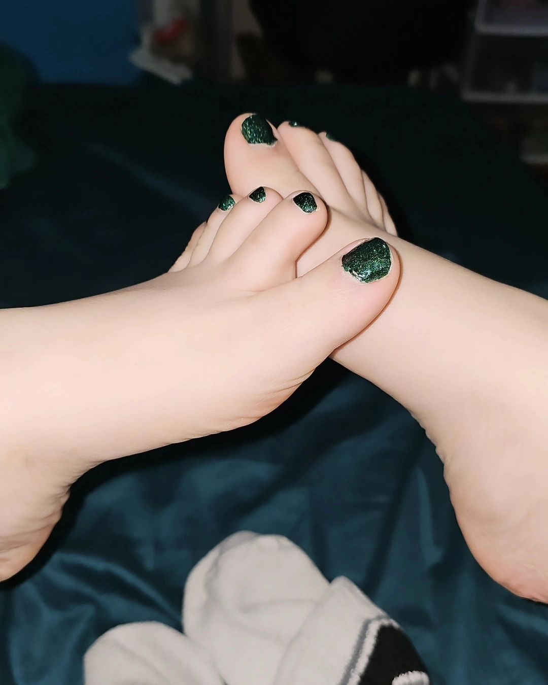 Your favorite toes are green rn 😋 
.
.
.
.
#toes #pied #pies #sp #fyp #socks #sock #foryou #explore #explorepage #viral #cutesocks #sockfetish #kneehighsocks #raventhefreak #onlyfansgirls #onlyfansgirl #transfeet