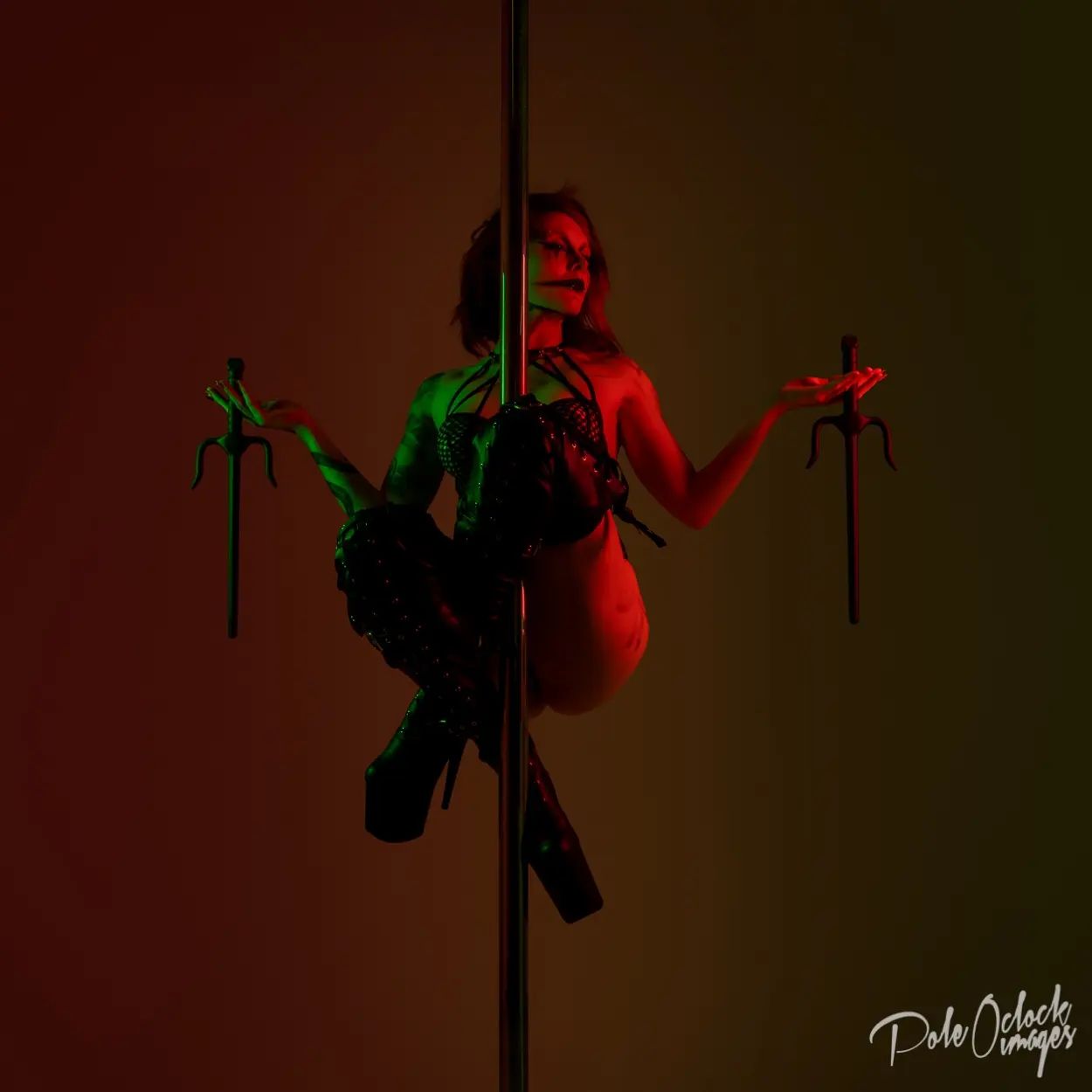 My favorite pole sit for in the club and pretty much every instructors I've asked least favorite sit 🤣
 it's really easy to take off the flowy gown I usually wear while working and make it dramatic like oooo no hands stripping up the pole