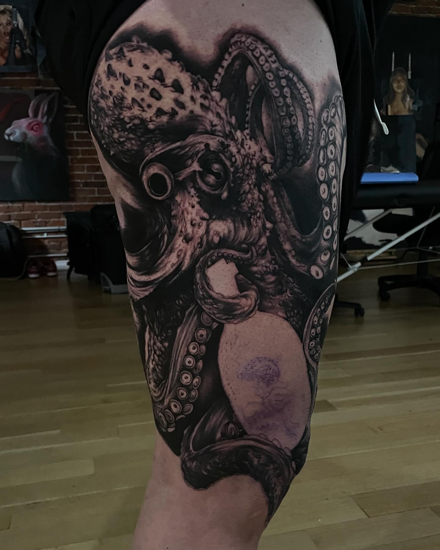Thanks Luke 🐙!
Beginning of an underwater leg sleeve, this part took about 10h. 
Done at @lovemoretattoo 
#octopustattoo #underwatertattoo #vancouver #vancouvertattoo #vancouvertattooartist #vancouvertattoos #gastown #gastownvancouver #lovemoretattoo #vancouverbc #britishcolumbia