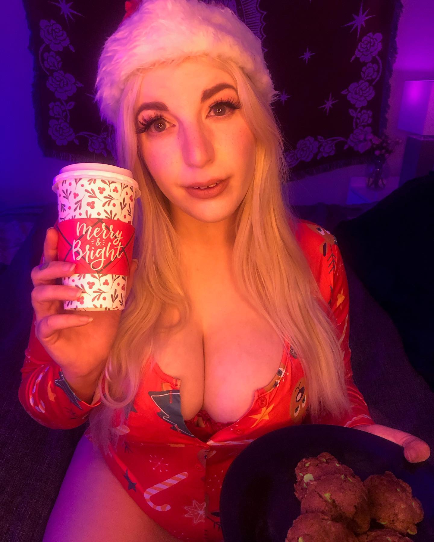 POV: You come down the chimney on Christmas Eve to find me waiting with hot fresh coffee and chocolate mint chip cookies. What do you do?