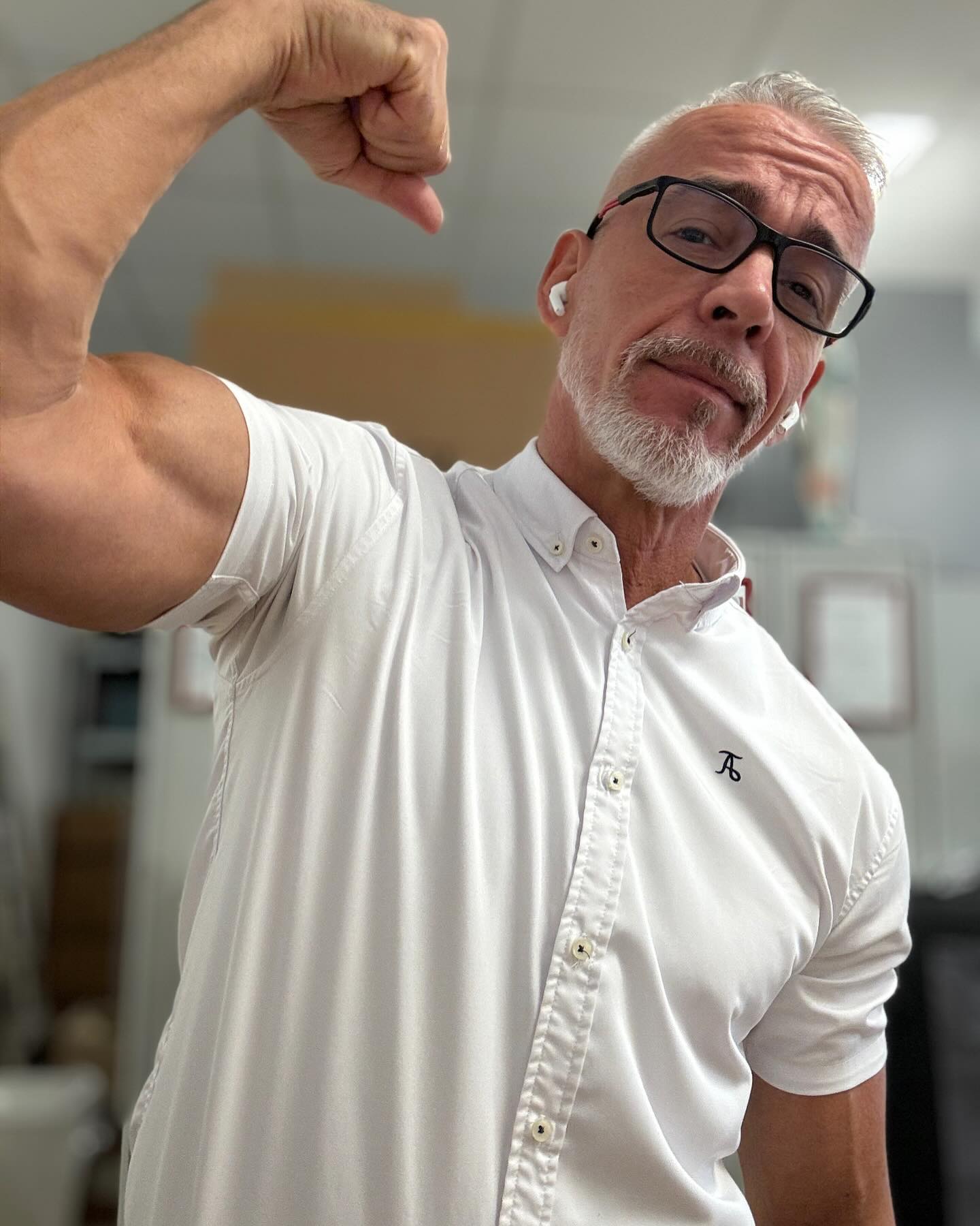 Can’t build muscle as a vegan? Let’s talk. 

#daddy #silverfox #vegan #fitover55 #gay #gayfit #veganfit #workoutmotivation