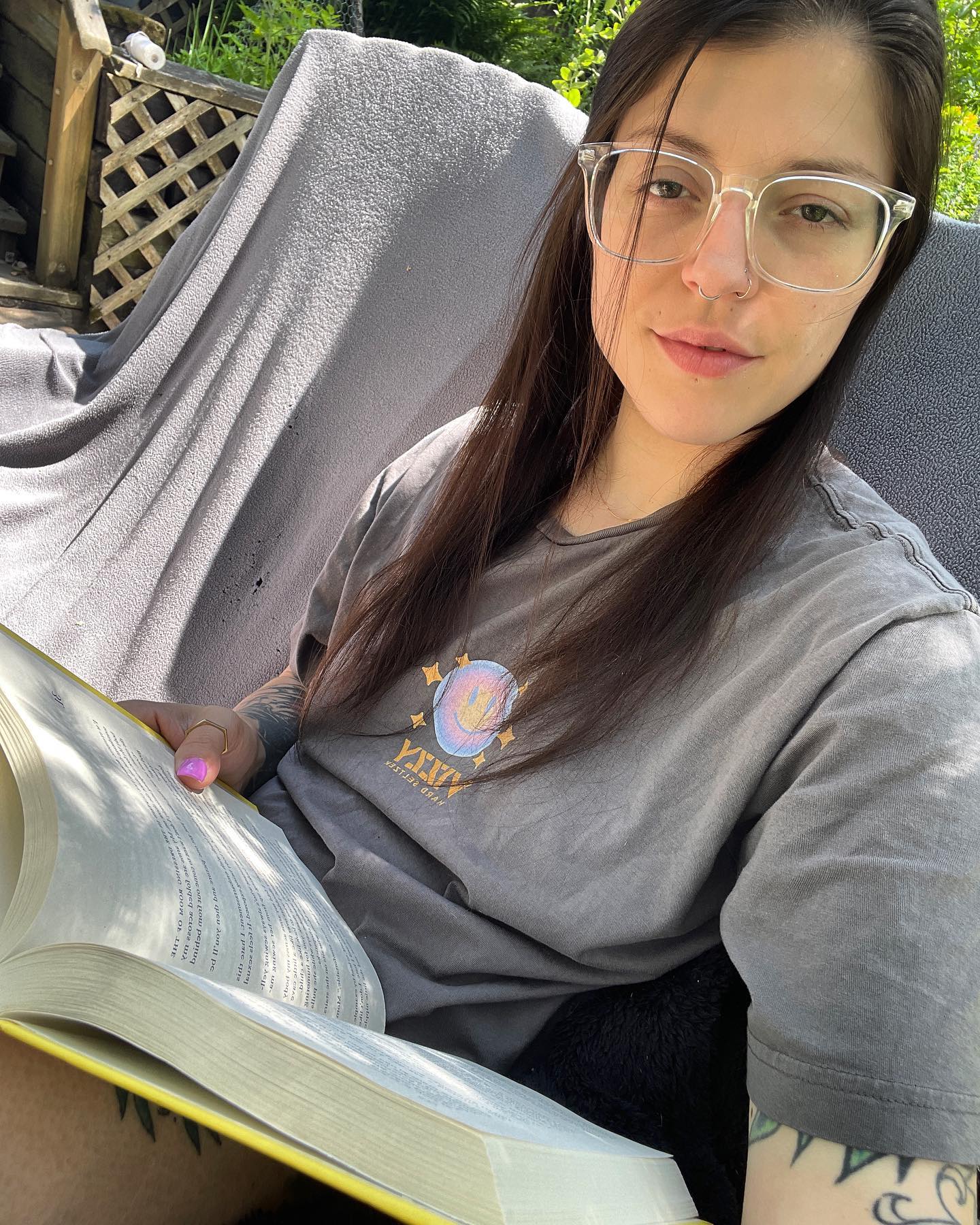 Extra baked and reading outside🥰 #books #imgladmymomdied