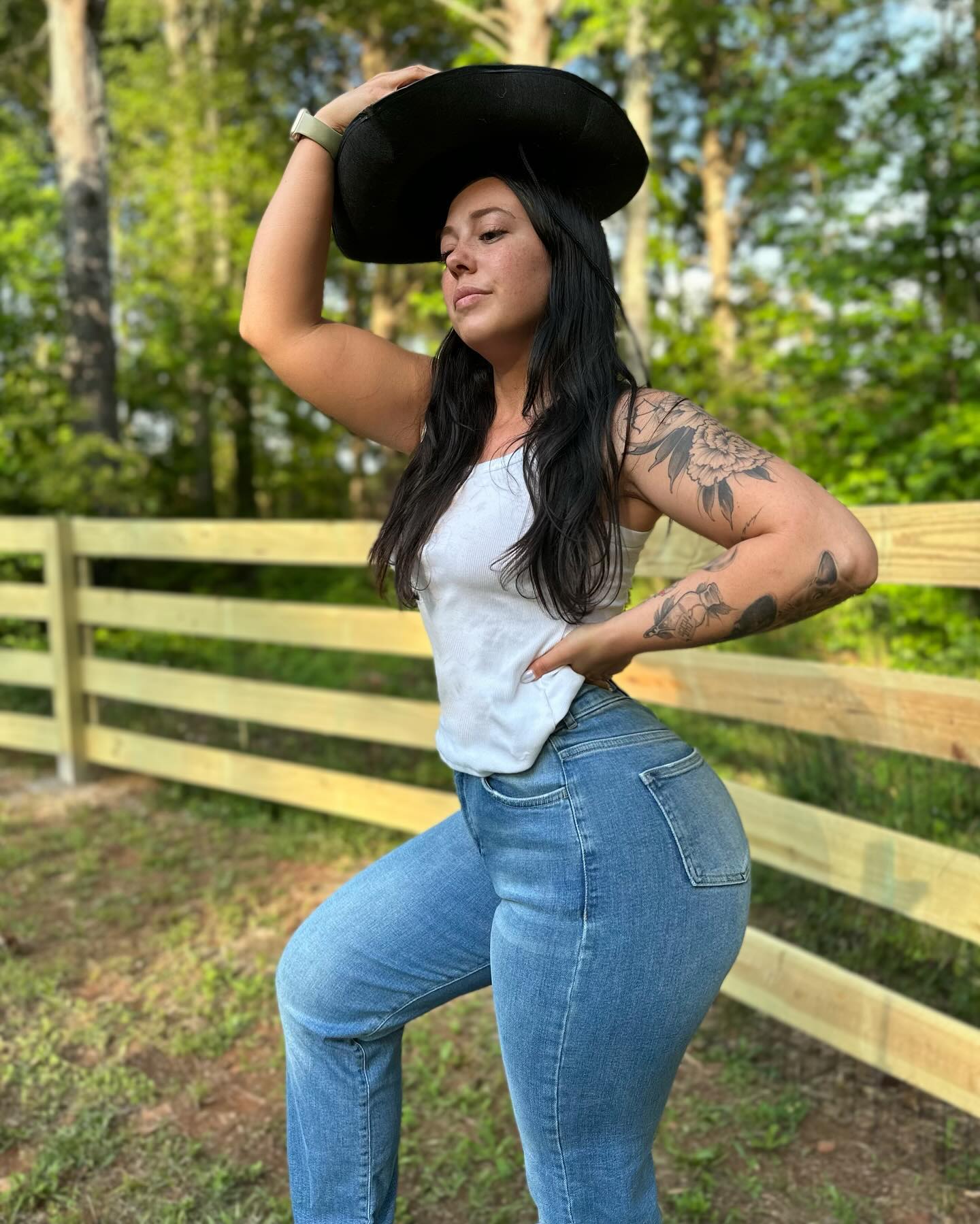 •• Happy Wednesday 🤠

@fitjeans sale starts this Sunday 05/12; sign up now for the presale using my link to get early access on Saturday 05/11. 20% off site wide + code miranda will be available this weekend for an additional 10% off!