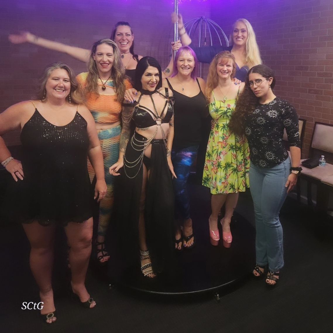 Jacksonville hosts by far my favorite Footnight @ckjstudiojax !! If you've never been, you're definitely missing out!! The next one will be September 12th. Mark your calendars!

 
From L to R: NitaKitten, Soleful8Journey, VanessaRain27
msjennifoxx, Ginger_piggies, Seechellesize18 
yesmsdraven (search for them on x)