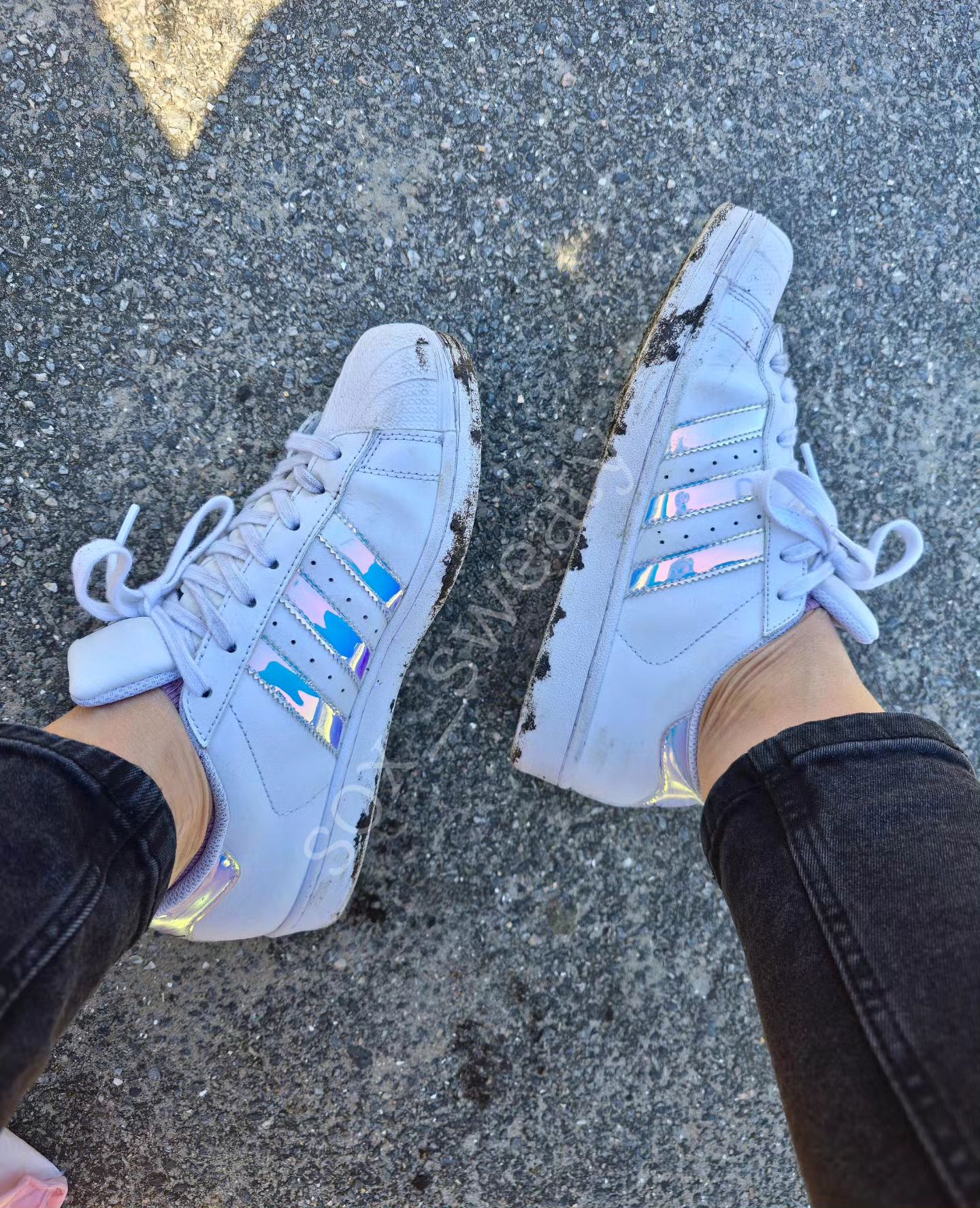 Sneaky Shoes 🥰🥰

#holographic #adidassneaker #dreckig #matschigeschuhe #schuhe #shoes #dirtyshoes #whitesneakers #bank #nordsee #blondehair #anklejeans