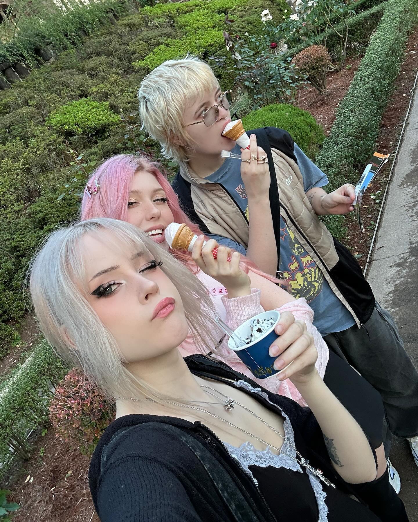Rose festival in Tokyo with @linzor and @m.archh 🥀🖤