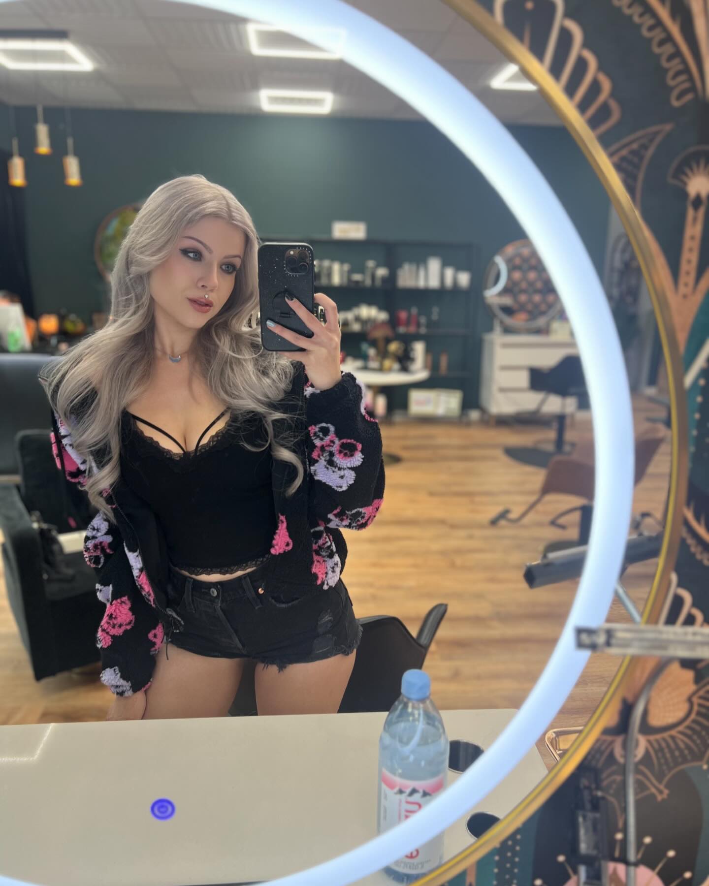 Back to platinum😇

Do you like this color on me? 

I loved the blush pink on me but I couldn’t wait to go back to blonde lol. I can’t decide if I want to keep it platinum or try something new :3 

Hair by @isthatpat ❤️