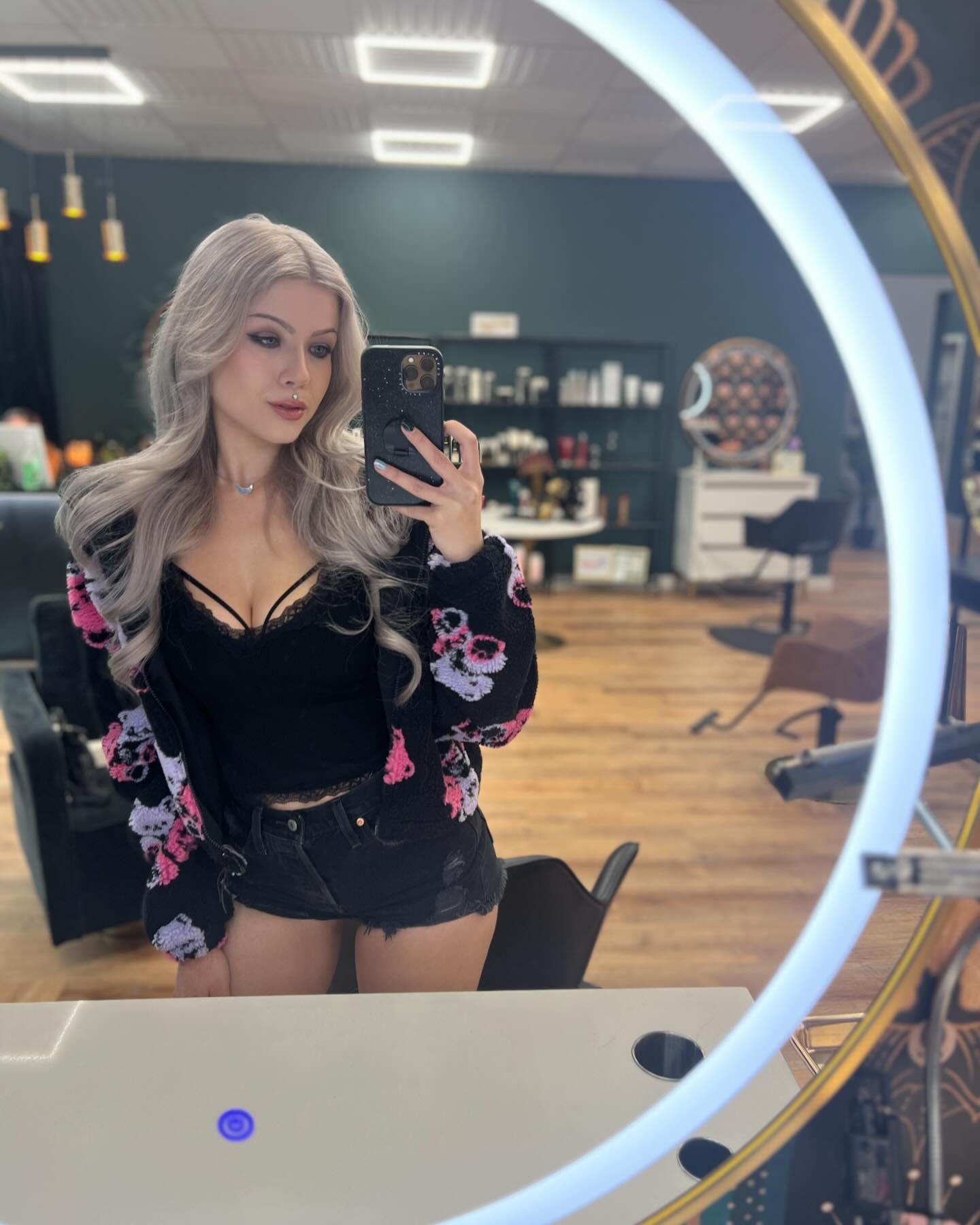 Back to platinum😇

Do you like this color on me? 

I loved the blush pink on me but I couldn’t wait to go back to blonde lol. I can’t decide if I want to keep it platinum or try something new :3 

Hair by @isthatpat ❤️