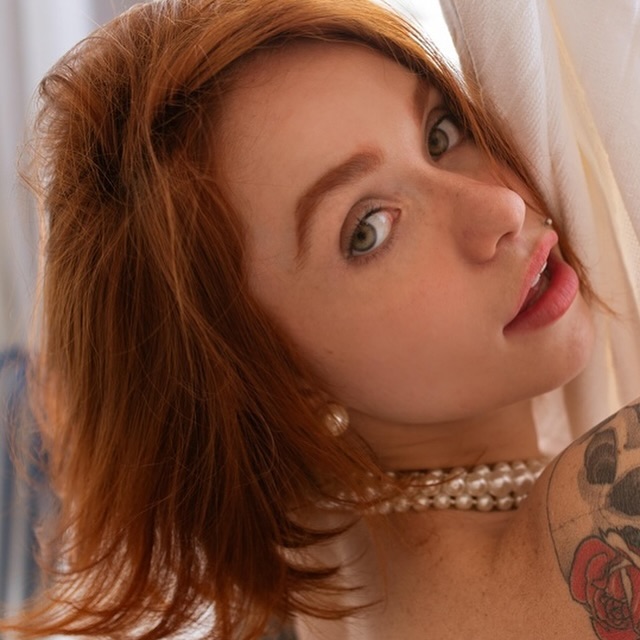 What color are 🦊 @lilvickysg ‘s eyes? 👀 find out in her Set of the Day 📸 @hilofotografia #altmodel #redhead #redheads #inked #inkedgirls #tattooed