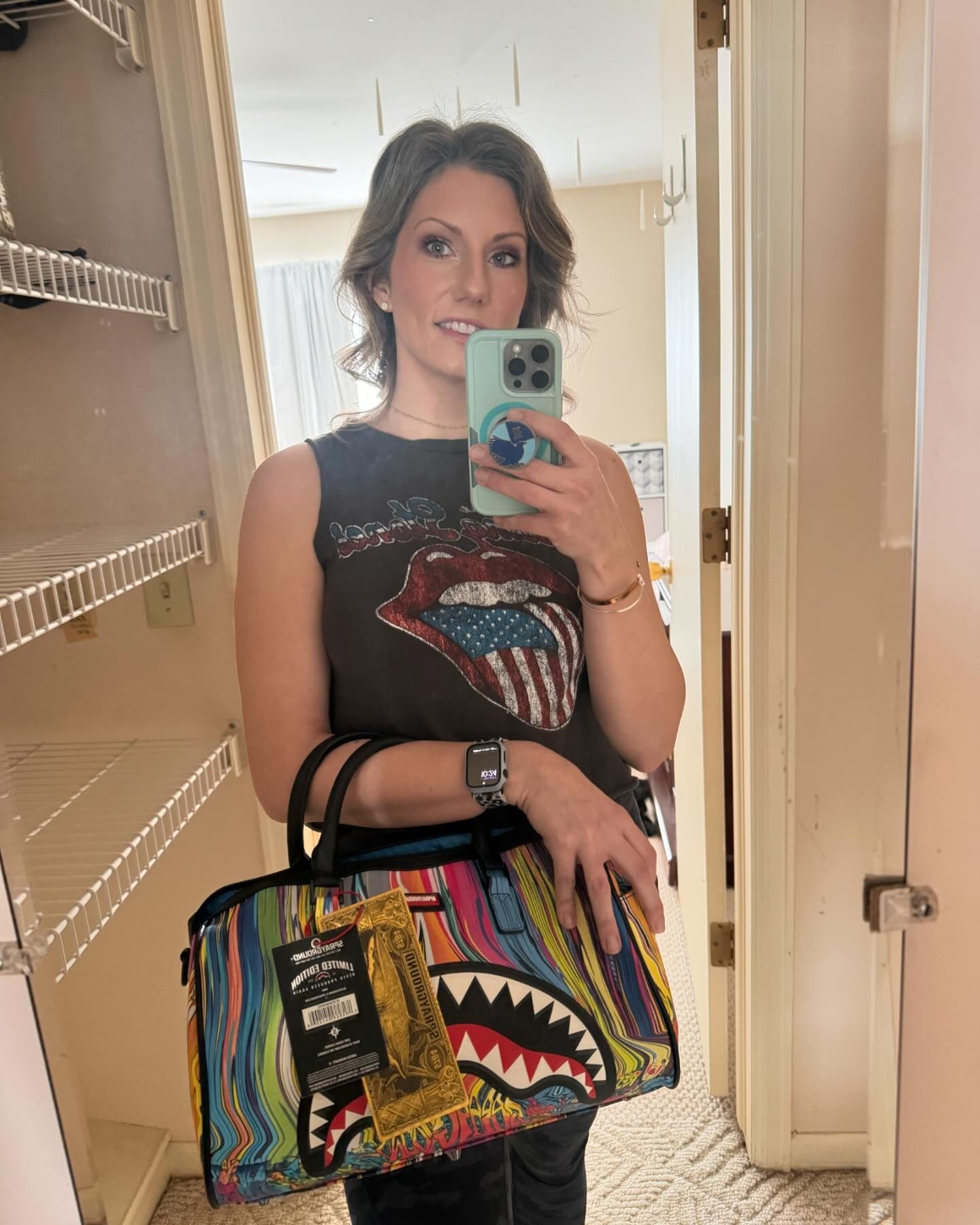 If you’re like me and you need to jet out the door for an event don’t forget your @sprayground super melt mini duffel! And check out this gorgeous print 😘 more coming soon.