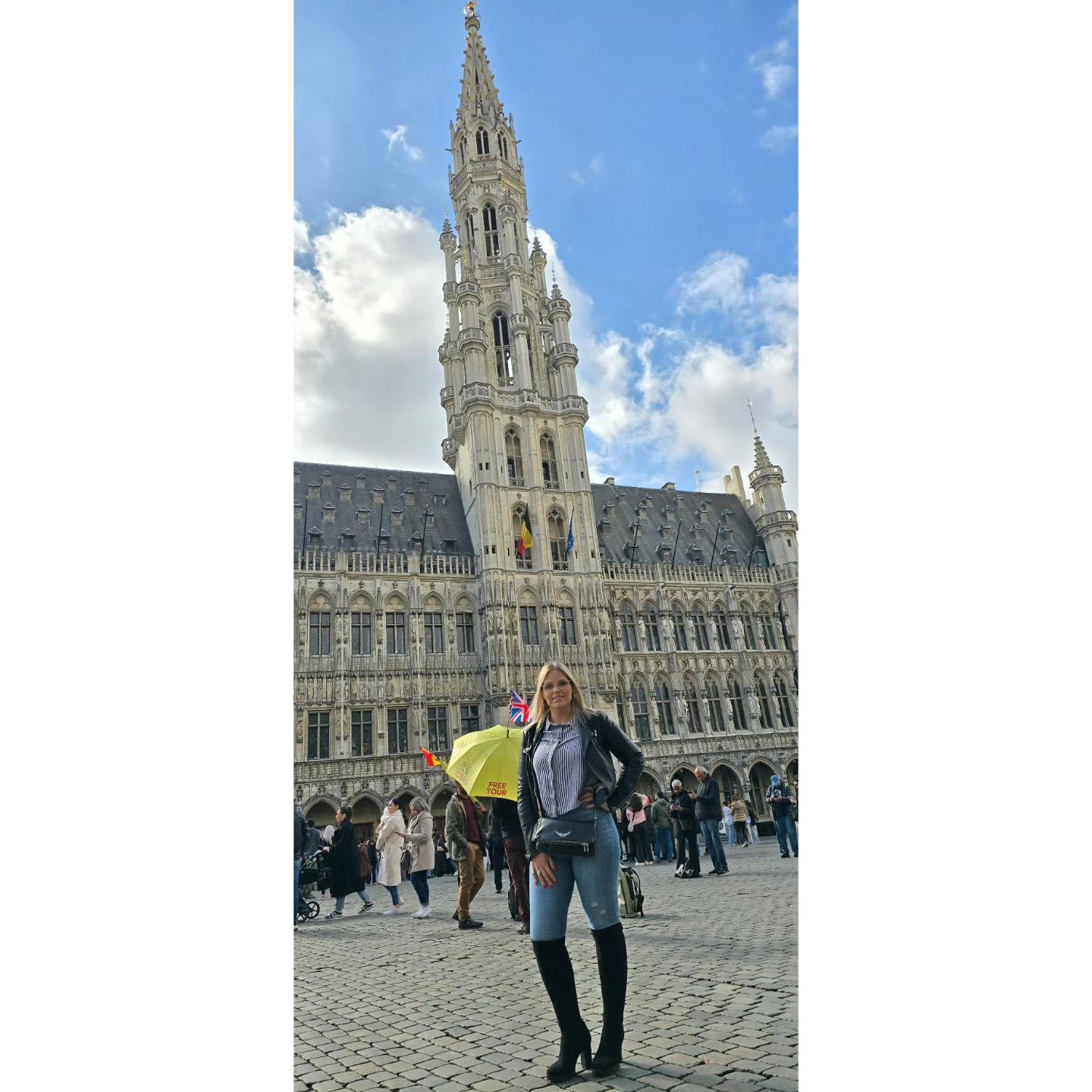Juste comme ça, pour le bonheur. Vous avez déjà visité #Bruxelles ? Si oui un souvenir à nous partager ? 😜 Bruxelles ma belle 🇧🇪! 
#Voyage #Tourisme #Europe #belgique🇧🇪 #bruxelles #charleroi #modelephoto #grandplace #grandplacebrussels #monde #botte #shoes #bien #bonheur #soelil #beautemps #balade #🇧🇪
