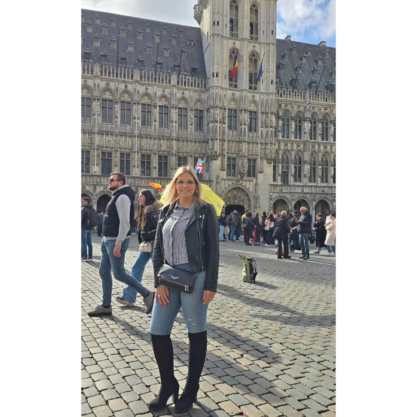 Juste comme ça, pour le bonheur. Vous avez déjà visité #Bruxelles ? Si oui un souvenir à nous partager ? 😜 Bruxelles ma belle 🇧🇪! 
#Voyage #Tourisme #Europe #belgique🇧🇪 #bruxelles #charleroi #modelephoto #grandplace #grandplacebrussels #monde #botte #shoes #bien #bonheur #soelil #beautemps #balade #🇧🇪