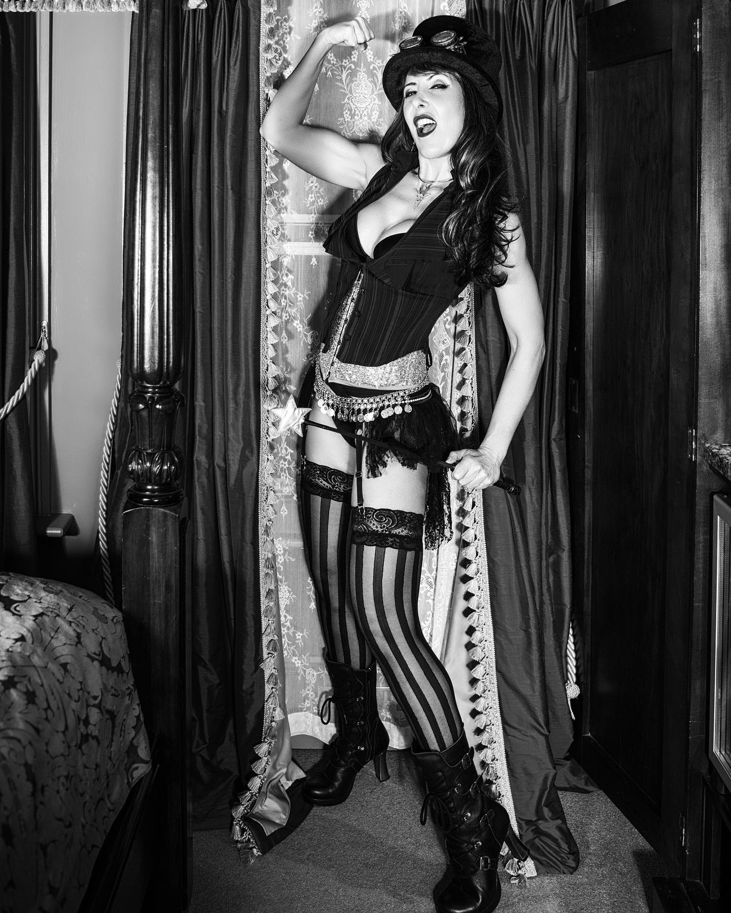 “Under her spell” shot with @tantricdominakm in London 🇬🇧
#steampunk #beautiful #goddess #beautifulwoman #cosplay #blackandwhitephotography #monochrome #nikon #nikknd610 #play