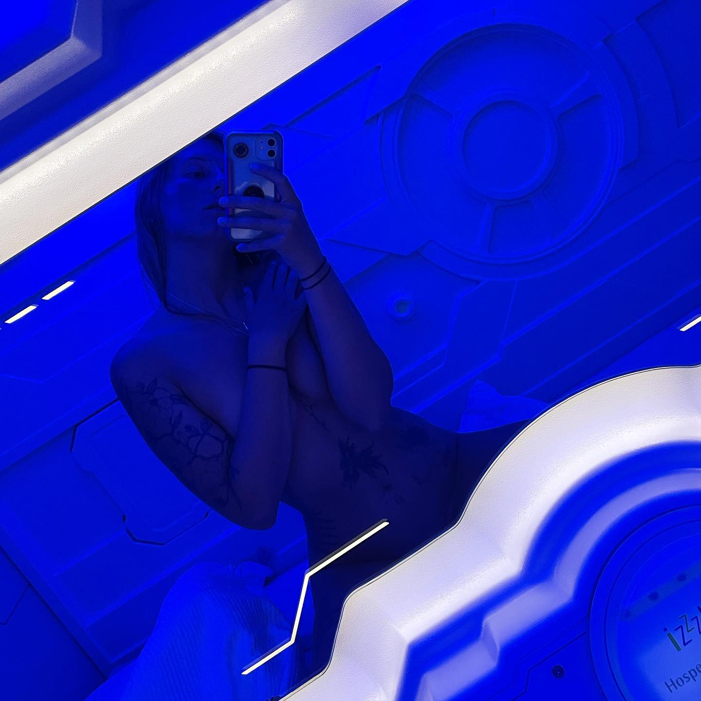 🌀

.

.

.

.

.

.

.

#blue #selfie #blueroom #sleepingpod #pod #podselfie #tattoos #blonde #blondewithtattoos #bodyart #poser