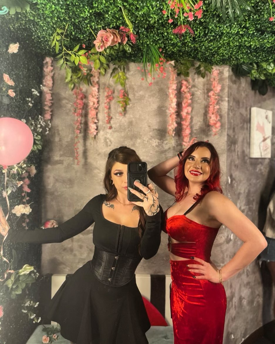 I hope we’re best friends until we die. And then I hope we stay ghost friends and walk through walls and scare the shit out of people together.. So I thought 😂 🖤👻❤️ #reddress #austintexas #6thstreet #fineasfuck #redhair
