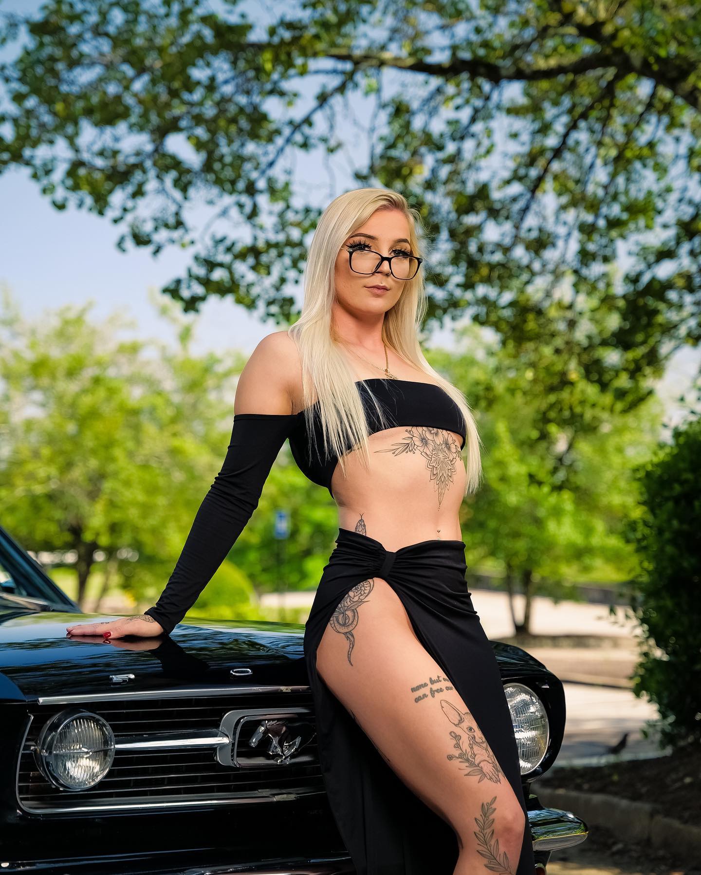 𝐹❁𝓇𝑒𝓋𝑒𝓇🖤

ᴍᴏᴅᴇʟ: @themeganlee 
📸: @jerrell.rolack 
🏎: @n0tcam_ 

_____________________________________________
#model #carmodel #mustang #beautiful #tattoomodel #classic #classiccars #creativesofcarolina #tattoos #carporn #carsandbabes #carmodelling
