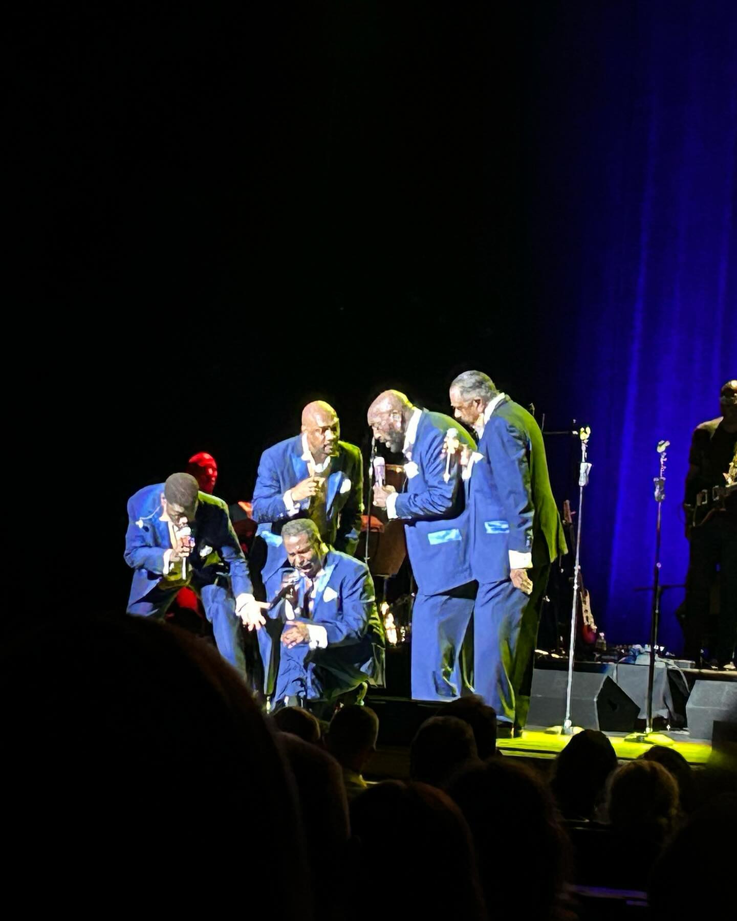 Seeing the 4 Tops & The Temptations in concert was one of the most legendary concerts I’ve ever attended in my life! Only 1 original member for each group, the rest have passed away. 🙏🏽 Abdul “Duke” Fakir, 88 from the 4 Tops & Otis Williams, 82 from The Temptations 💕 grew up on oldies music! 3WS every morning during breakfast & trips to Northern Lights in the 80s & early 90s made us fall in love with the oldies! Nothing is like it & no other music could ever compare! Proud to say Ive seen at least 1 original Motown legend! 

4 Tops is in white 🤍
The Temptations is in blue 💙