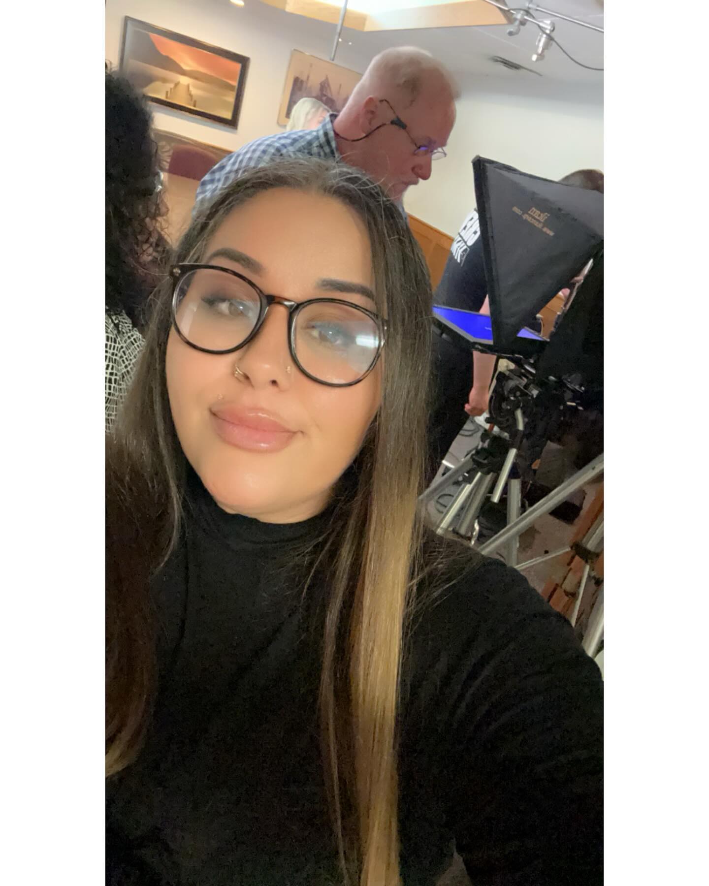 Behind the scenes! ⭐️🎥🎞️🎬

#actors #newscaster #makeup #makeupbymizkellie #mizkellieartistry #makeupartist #mua #makeupartistsworldwide #onset #filming #makeupartistonset #behindthescenes #offcamera