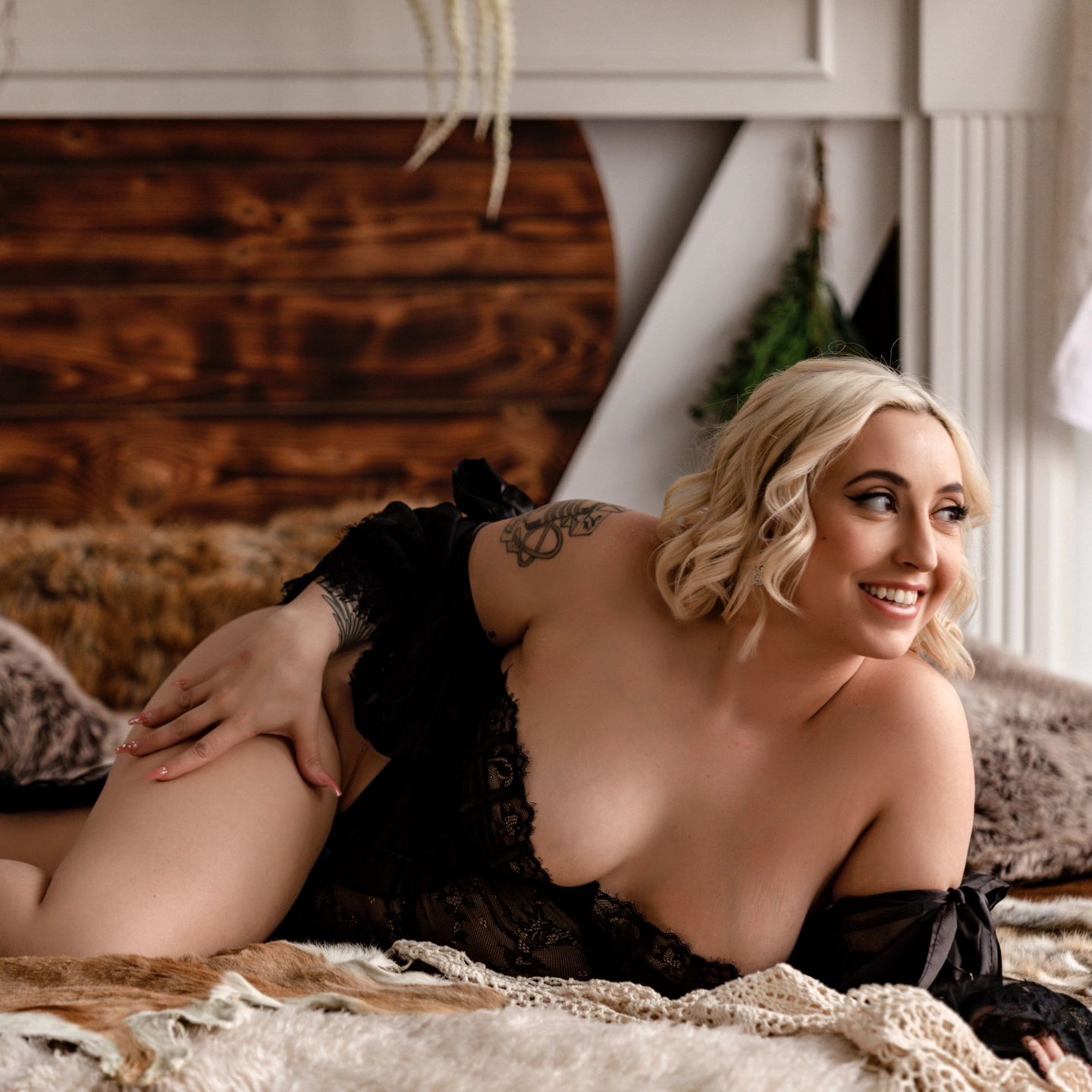 Posed vs Candid. Which do you prefer? 
@river_rose_boudoir