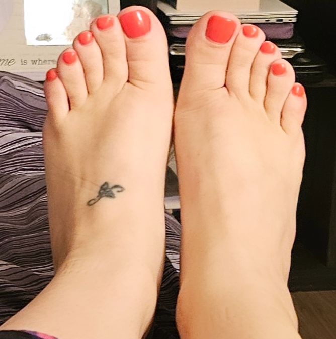 For my toes/feet guys/girls!!!! Fresh pedicure and new 📸 
will be posted on onlyfans! Let me know if you want to see me in heels 👠