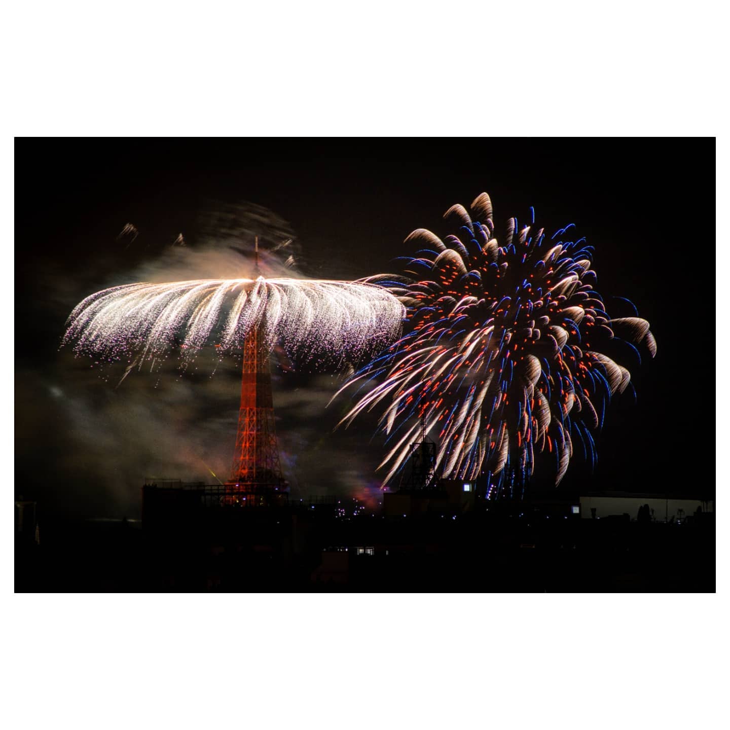 Le feu d'artifice du 14 Juillet à Paris! Toujours de ma fenêtre :)
.
.
.
#Bastilleday #fireworks #paris #parisjetaime #parisiloveyou #14juillet #feudartifice