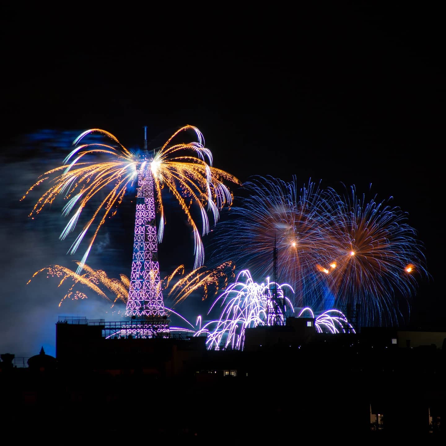 Le feu d'artifice du 14 Juillet à Paris! Toujours de ma fenêtre :)
.
.
.
#Bastilleday #fireworks #paris #parisjetaime #parisiloveyou #14juillet #feudartifice