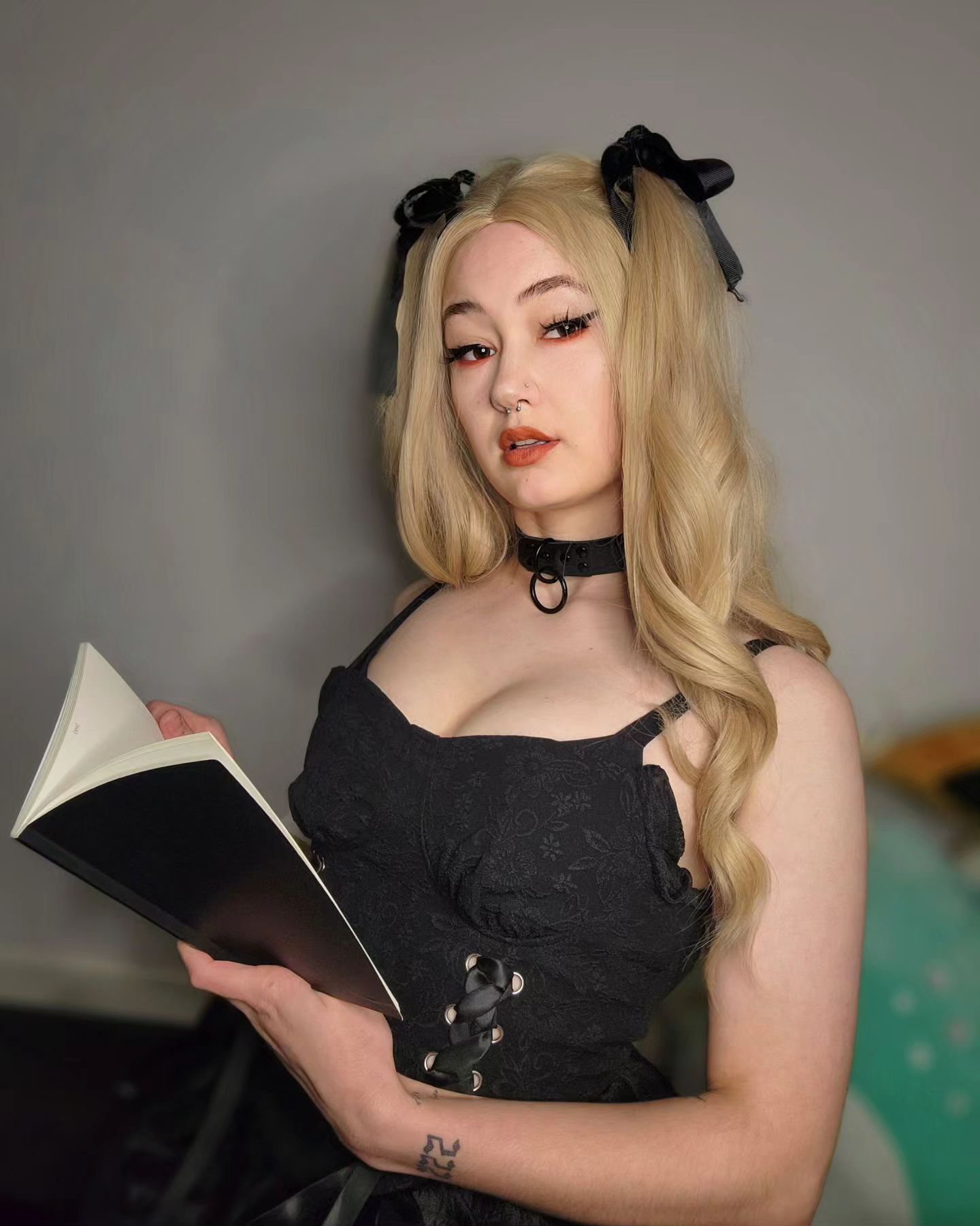 Why do we complicate things when they're so simple? 🖤📓
.
🎥 this month 👀 perhaps for free? 
.
.
.
.
.
.
.
.
.
.
.
.
.
.
.
.
.
.
#cosplay #fakebody #misaamane #misacosplay #fyp #explore #altgirl #tattoos #fashion #misaamanedeathnote #deathnote #deathnotecosplay