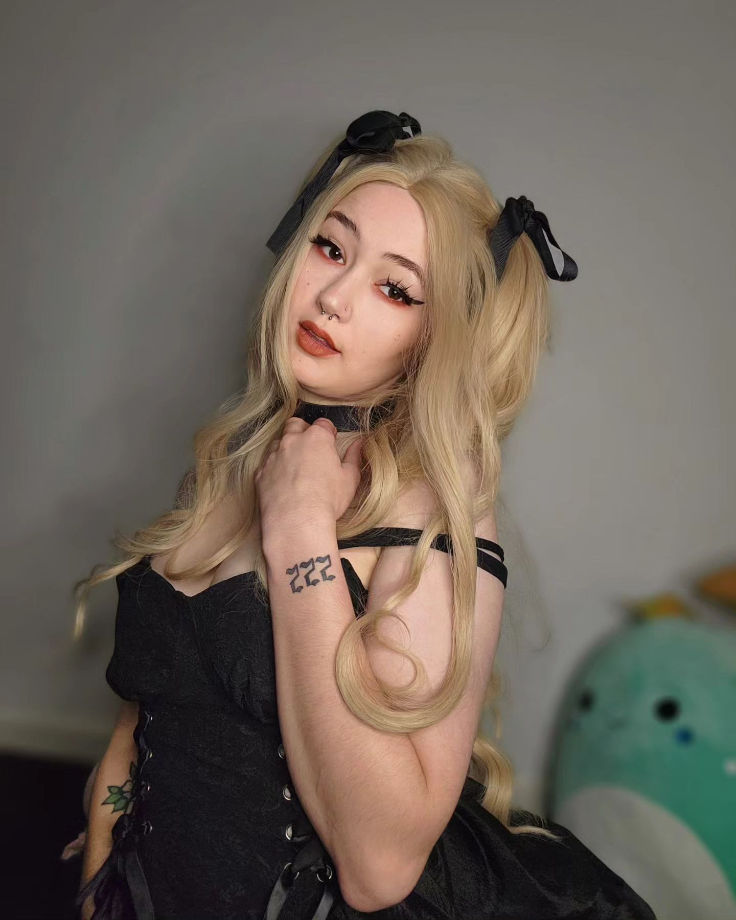 Why do we complicate things when they're so simple? 🖤📓
.
🎥 this month 👀 perhaps for free? 
.
.
.
.
.
.
.
.
.
.
.
.
.
.
.
.
.
.
#cosplay #fakebody #misaamane #misacosplay #fyp #explore #altgirl #tattoos #fashion #misaamanedeathnote #deathnote #deathnotecosplay