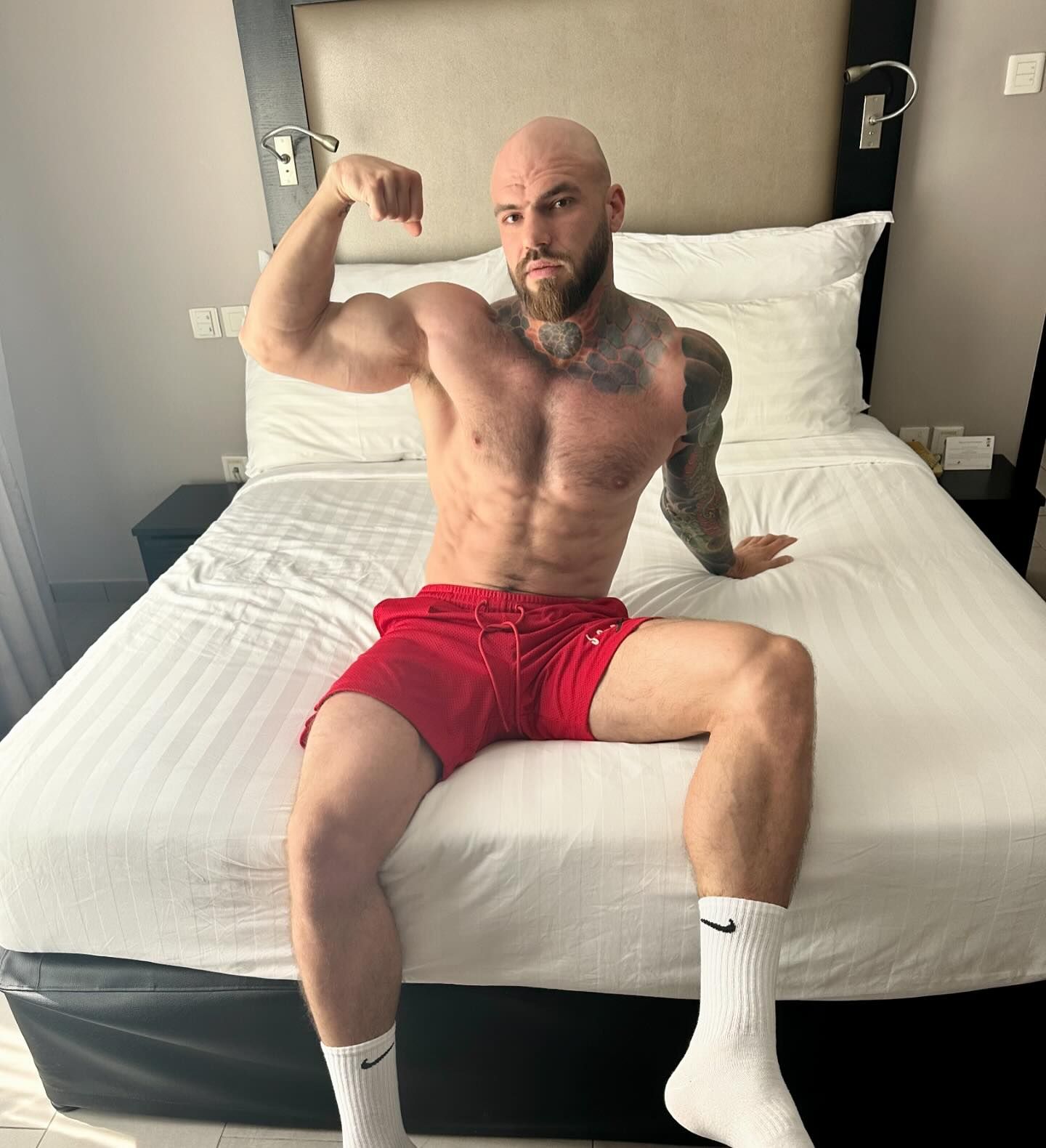 💪🏻 Daddy here. Do you like white socks?

#hunk #daddy #male #biceps #abs #fitguy #muscletop #handsome #guapo #aesthetic #athletics #6pack #hairychest #bodybuilder #masculinity #masculino #baldhunk #whitesocks #nike