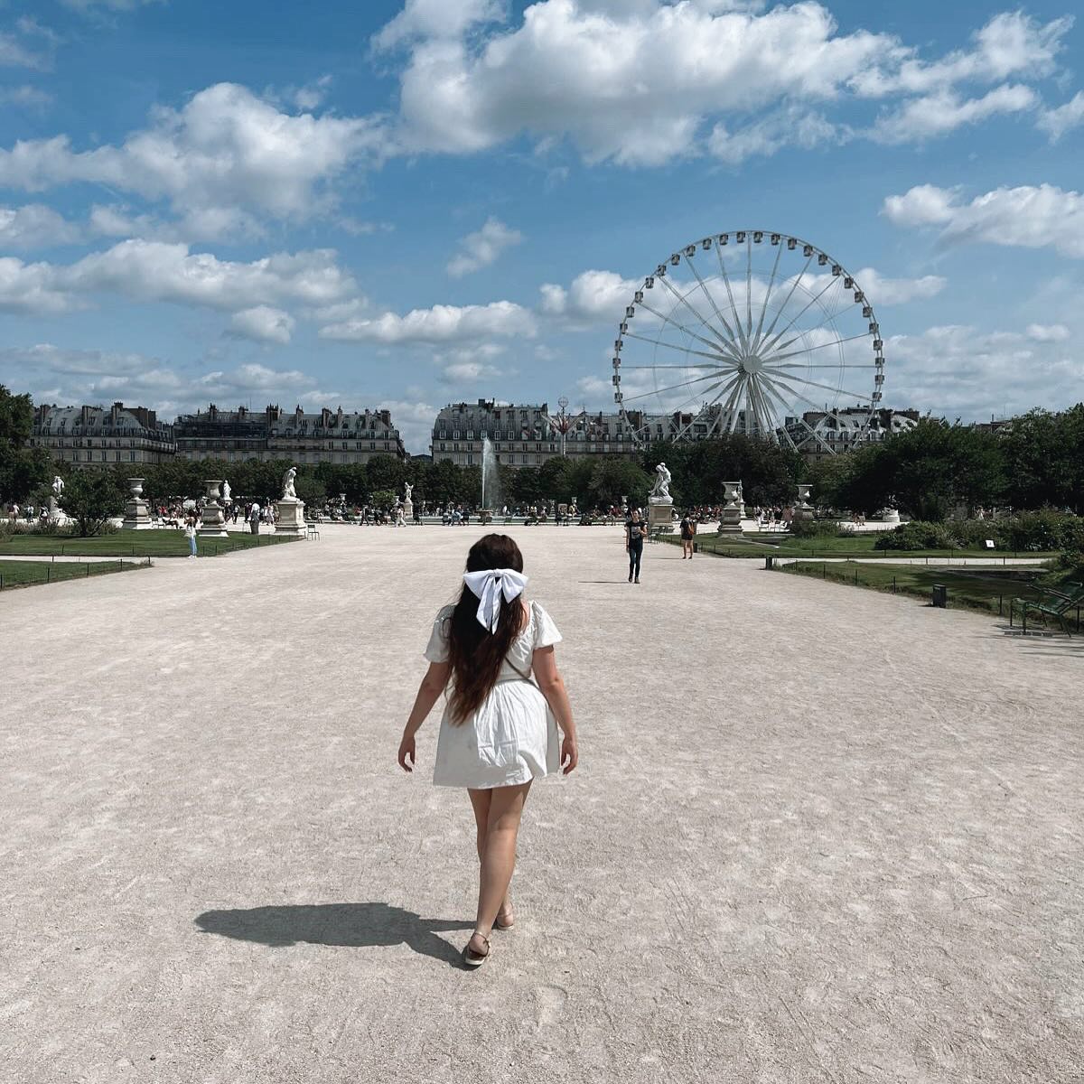 She’s got her head In the clouds ☁️ 

-
-
-
-
-

#paris #parisfrance #france #eiffeltower #ootd #motd #pltstyle #travel