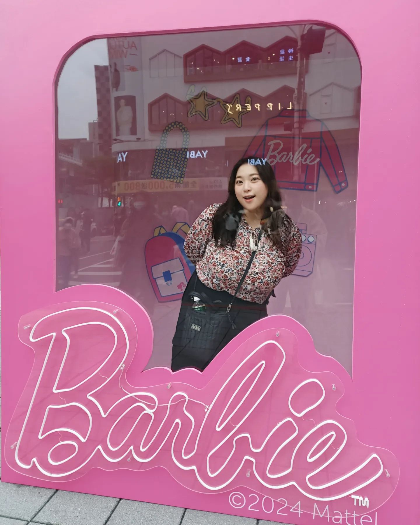 金剛芭比 🦍✨
最近去看了哥吉拉大戰金剛，
真是名副其實的爽片耶 xDDDD
還是比較喜歡早期那種很鏘的哥吉拉電影，
在這以假亂真的時代，
爛爛的誇張特效和聲光效果反而格外迷人。
.
.
#中山 #誠品 #新光三越 #芭比 #barbie #barbiedoll #doll #taipei #taiwan #pink