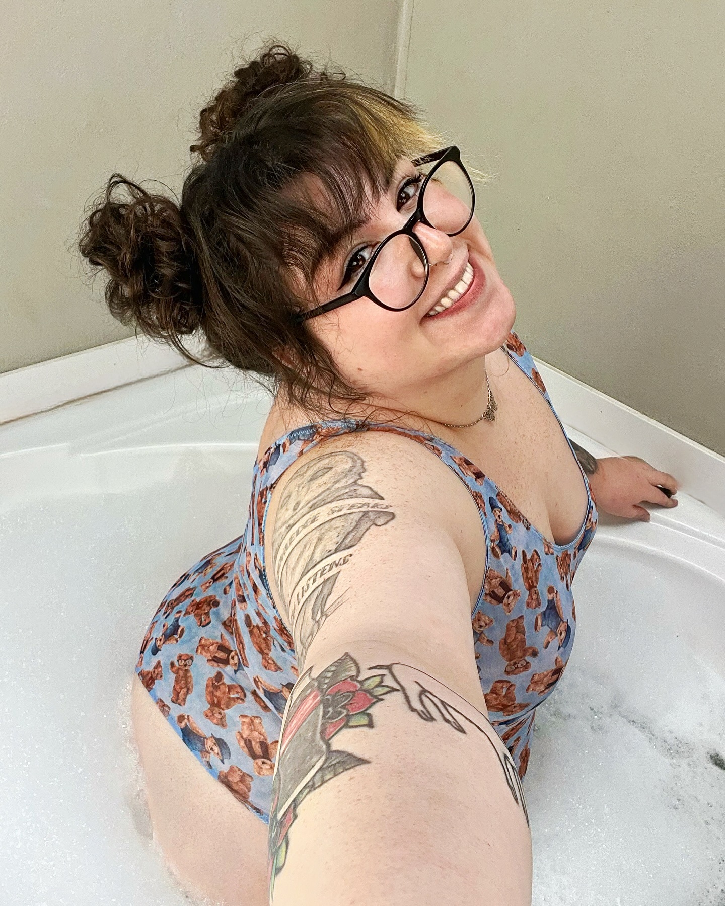 Happy Thursday! Drink your water so you’re not so thirsty 😉 
/
/
#plussize #plussizebeauty #plussizemodel #spacebuns #bubblebath #biggirlsarebeautiful #thickums #curlyhair #girlswithtattoos #altgirl #tattoos #fatandtattooed