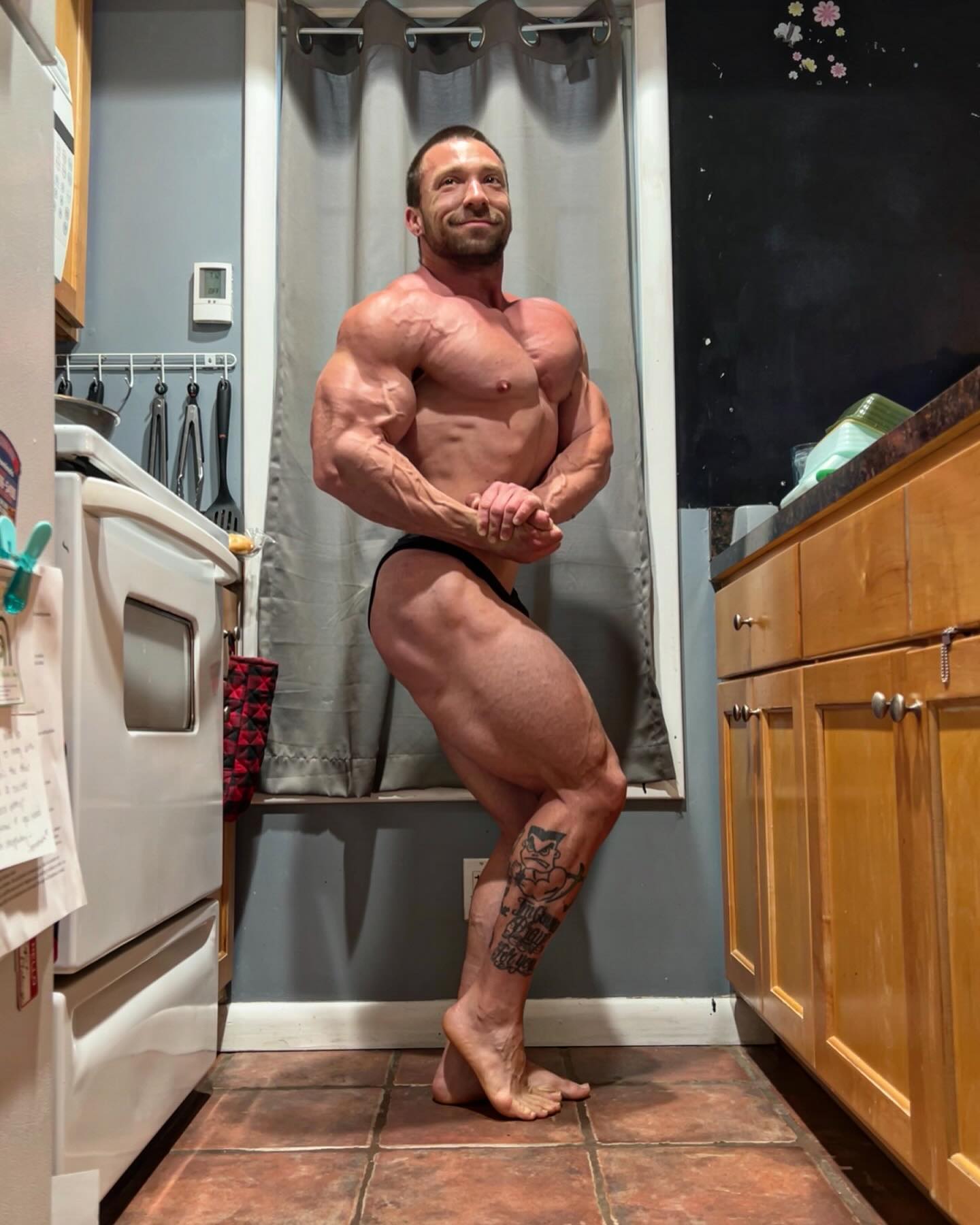 Tunnel vision… 13 days out 
.
@axeandsledge 
@sethferoce 
@sethferoce2.0 
@deanperrone , post show cooking ideas inspired by you 👍🏼

#tunnelvision #13daysout #2weeksout #quads #veins #npc #jrusas #procard #doagoodjob #axeandsledge #rawnutrition #classicphysique #bodybuilding #shredded #quadzilla #quadlife #abs