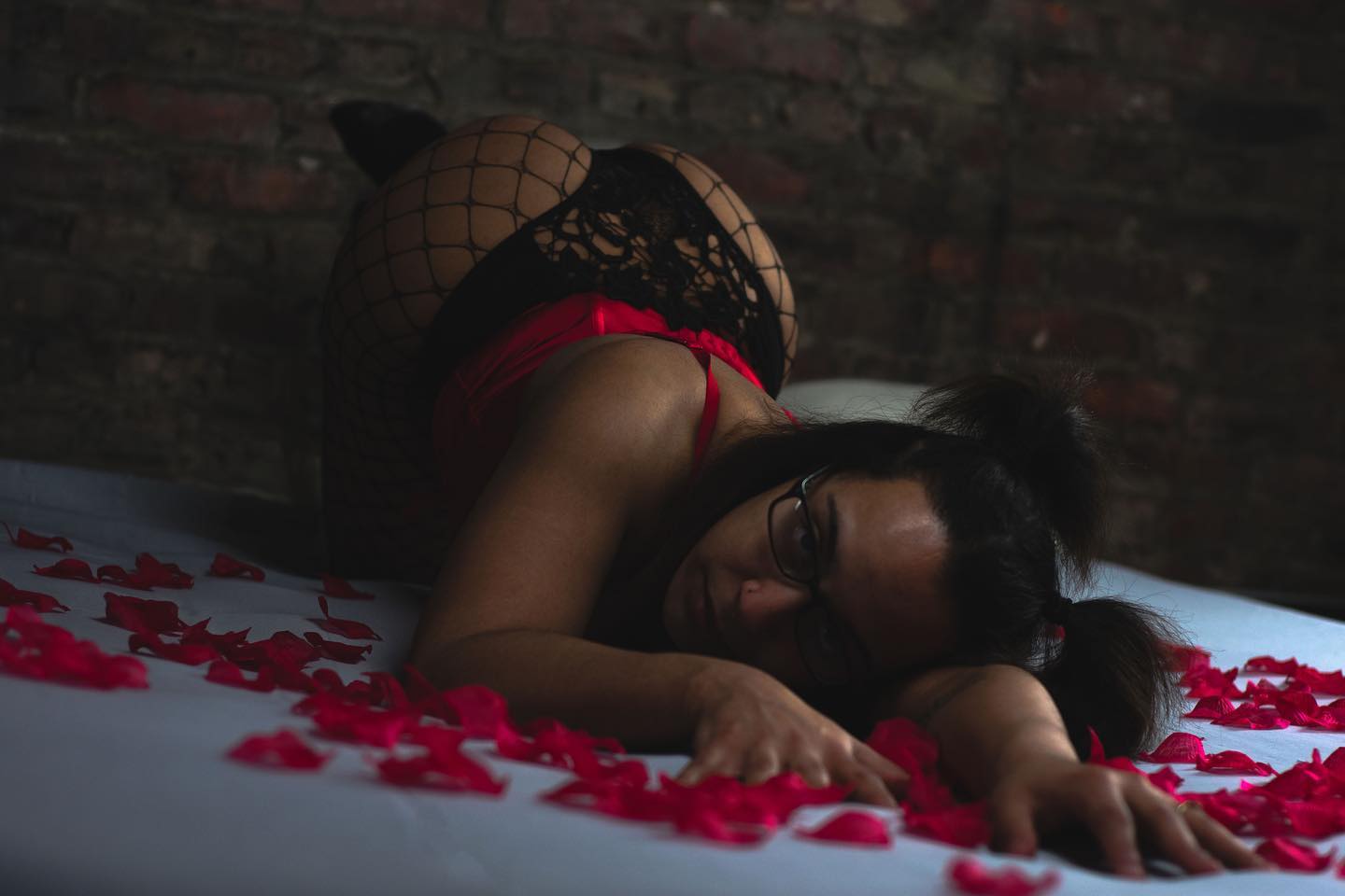 Getting prepared for #valentinesdays 🤍

• book a #boudoir shoot today with @moonlitimages22 and get yourself feelin spicy! ❤️‍🔥🔥

#photoshoot #boudoirphotoshoot #fishnets #corset #valentines #bourdoirphotography #bourdoir #bourdoirphotos