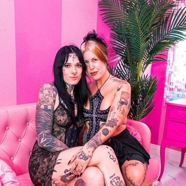 Would you kiss both of us in the pink room ? 🖤
#trans #transgirls #transgender #mtf #maletofemale  #girlswithtattoos #tattoos #alternative #altgirl #viral #trend #reels #explorepage #boytogirl #inkedgirls #facetattoo #emo #egirl #tattooedgirls #vegas #lgbtq #lasvegas