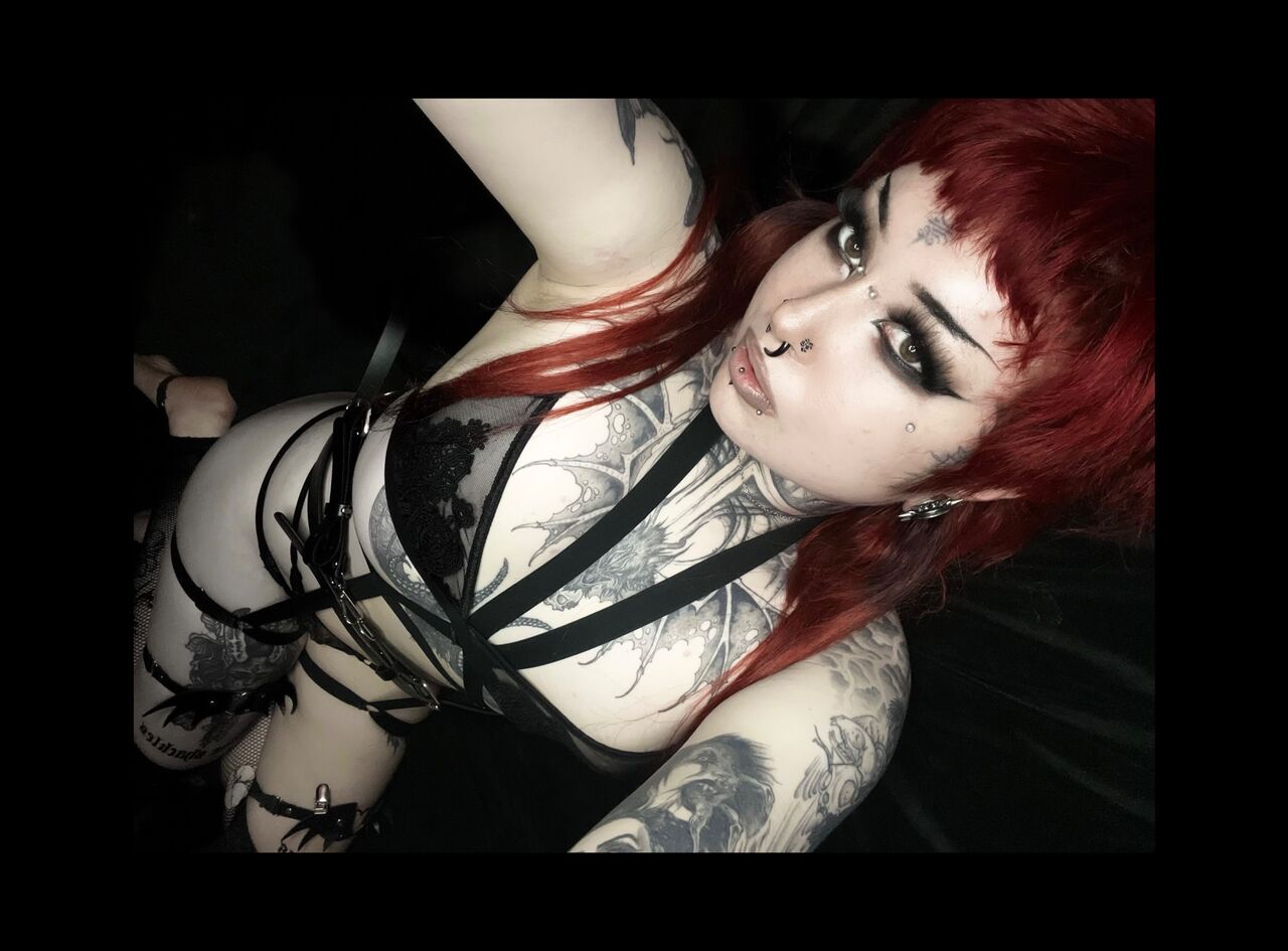 See Tatted Goth Dom Girl🦇🦇🤍 profile